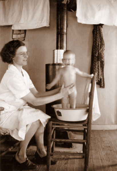 1939-01 Mildred gives an energetic Georgia Ruth a bath